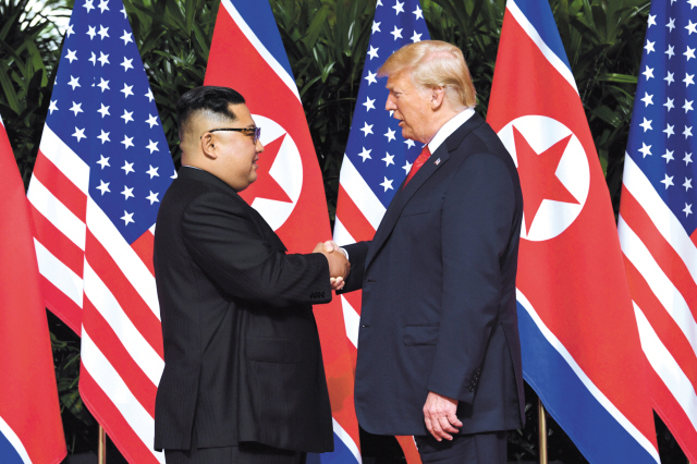 2019년 북미 비핵화 협상은 어떻게 흘러갈까. 위대하고도 위험한, ‘고위험 고성과’의 북미대화는 도널드 트럼프 미 대통령과 김정은 북한 국무위원장, 두 정상의 파격적 결단에 따라 성패가 좌우될 전망이다. 사진은 지난해 6월12일 싱가포르 북미회담에서 두 정상이 만나 악수하는 모습.  [AP연합뉴스]