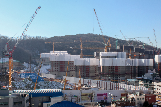 An apartment complex is under construction near Baengnyeonsan and Nokbeon Subway Station, on Dec. 14. (Yoon Yeun-jung/ The Korea Herald)