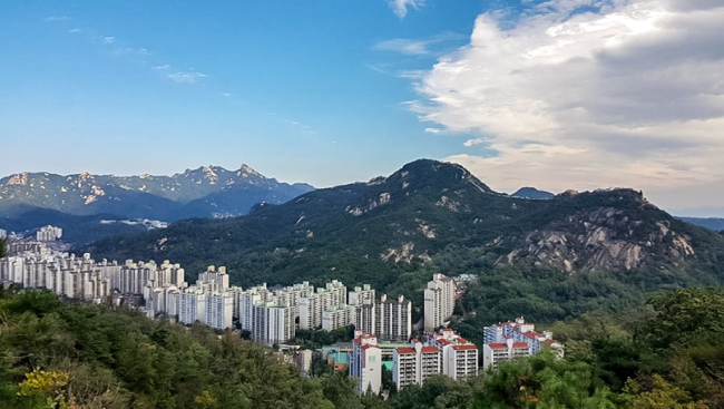 Apartments are nestled among Bukhansan and Inwangsan in September 2016. (Park Chan-ryul/NIFS)