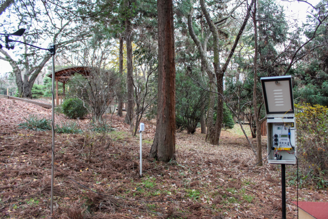 An air quality monitor is installed to measure the quality of air in Hongneung Arboretum, on Dec. 5. (Yoon Yeun-jung/ The Korea Herald)