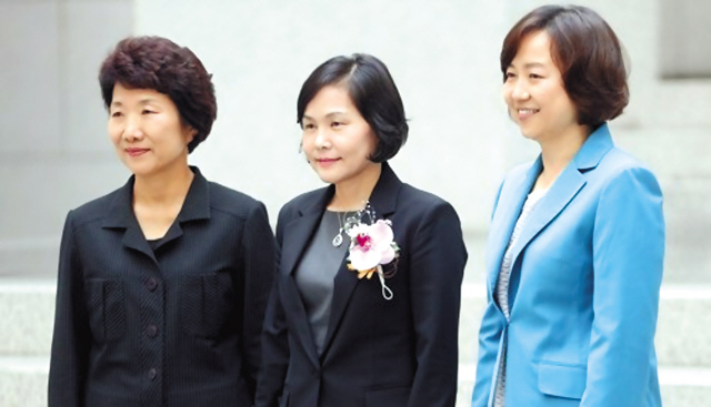 박정화 대법관이 지난해 7월 취임식을 마친 뒤 박보영(왼쪽), 김소영(오른쪽) 대법관과 기념촬영하고 있다. 박보영 대법관은 2017년 12월, 김 대법관은 2018년 11월 임기 만료로 퇴임했다.
