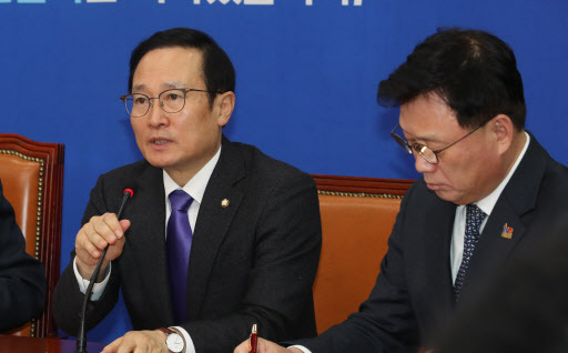 더불어민주당 홍영표 원내대표가 31일 오전 국회에서 열린 최고위원회의에서 청와대 전 특감반원인 김태우씨 폭로 사태와 관련한 국회 운영위 개최와 관련, "김태우라는 파렴치한 범법자의 개인 비리 문제로 왜 국회 운영위까지 열어야 하는지 이해되지 않는다"고 발언하고 있다. (사진=연합뉴스)