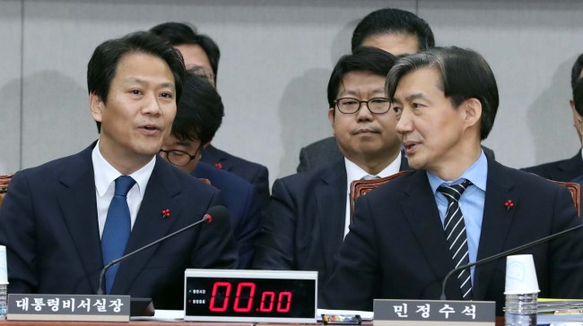 임종석 대통령 비서실장(왼쪽)과 조국 청와대 민정수석(오른쪽)이 31일 오전 청와대 특감반 현안보고를 위해 국회 운영위원회 전체회의에 출석한 자리에서 얘기를 하고 있다.[사진=연합뉴스]
임종석 대통령 비서실장(왼쪽)과 조국 청와대 민정수석(오른쪽)이 31일 오전 청와대 특감반 현안보고를 위해 국회 운영위원회 전체회의에 출석한 자리에서 얘기를 하고 있다.[사진=연합뉴스]
