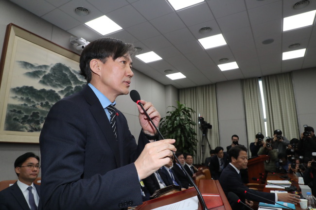조국 청오대 민정수석이 31일 국회에서 열린 운영위원회에서 업무보고를 하고 있다.[사진=연합뉴스]
조국 청오대 민정수석이 31일 국회에서 열린 운영위원회에서 업무보고를 하고 있다.[사진=연합뉴스]