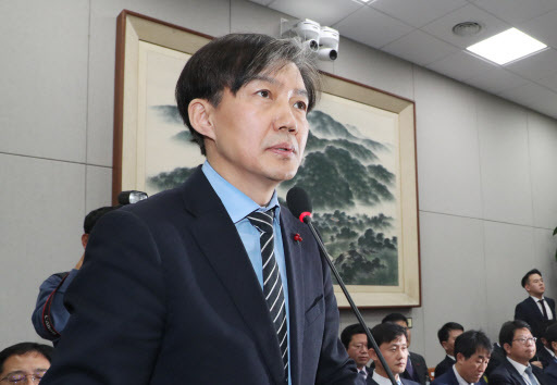 조국 민정수석이 31일 국회에서 열린 운영위원회에서 위원의 질의에 답하고 있다. (사진=연합뉴스)