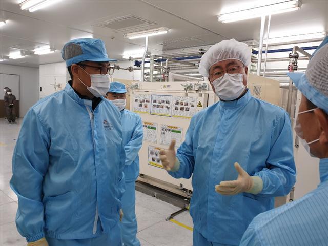 1일 충남 서산배터리 공장을 방문한 SK이노베이션 김준 사장(왼쪽 두번째)이 조립공정을 둘러보며 구성원들과 이야기를 나누고 있다. [제공=SK이노베이션]