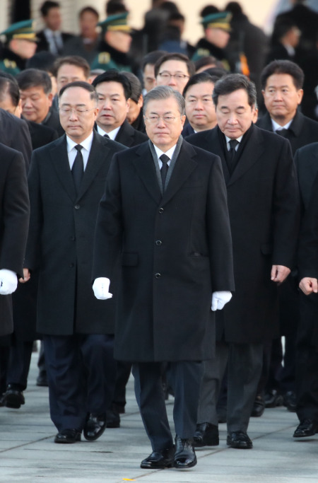 문재인 대통령이 2일 오전 서울 동작동 국립현충원을 찾아 이낙연 국무총리를 비롯한 국무위원, 최재형 감사원장, 청와대 보좌진들과 현충탑을 참배하기 위해 입장하고 있다 [연합뉴스]