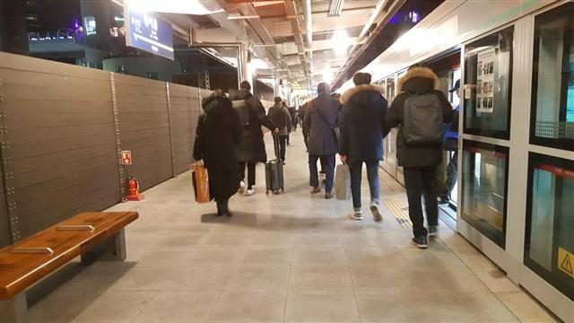 서울역 승강장 지하철 첫차를 타고 출근하는 사람들의 모습.  정세희 기자/say@