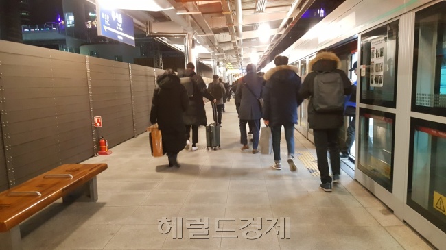 서울역 승강장 지하철 첫차를 타고 출근하는 사람들의 모습.  정세희 기자/say@