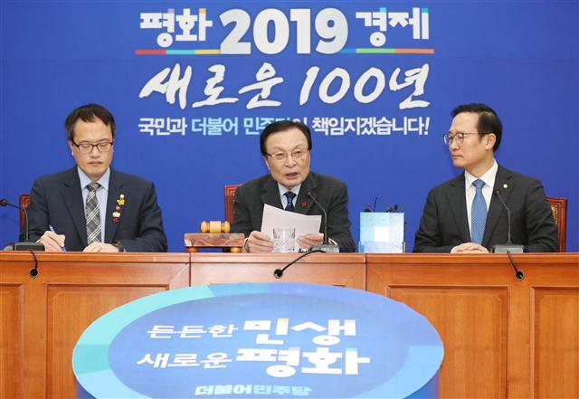 더불어민주당 이해찬 대표가 2일 오전 국회에서 열린 최고위원회의에서 발언하고 있다.(왼쪽) 자유한국당 나경원 원내대표(가운데)가 2일 오전 국회에서 열린 원내대표단-정책위원회의에서 발언하고 있다.  [연합뉴스]