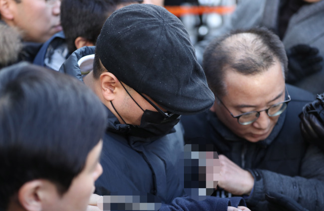 The suspect (center) is heading to the Seoul Central District Court on Wednesday. (Yonhap)