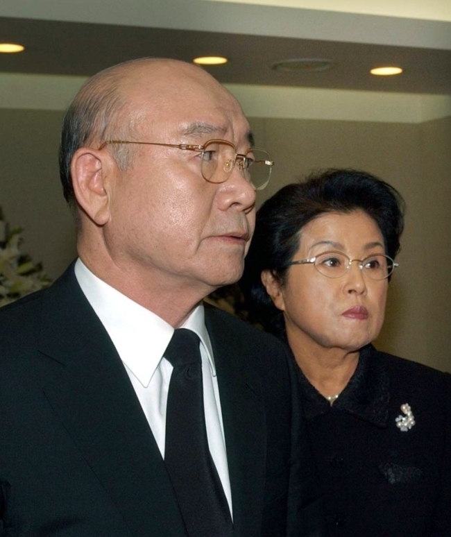Former South Korean President Chun Doo-hwan and his wife, Lee Soon-ja, visit a funeral home in Seoul on Oct. 23 to pay tribute to his predecessor Choi Kyu-hah, who died the previous day at the age of 88. Choi, who was appointed president after Park Chung-hee's assassination in 1979, ruled for just 10 months until Chun took power following a military coup in 1980. (Yonhap)