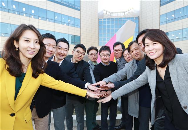 아시아나항공 신임 팀장들이 3일 서울시 강서구 아시아나타운 본관 앞에서 화이팅을 외치며 각오를 다지고 있다.