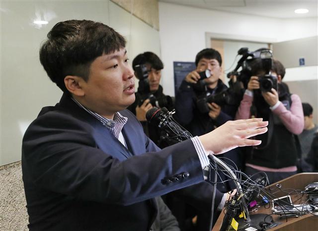 청와대가 KT&G 사장교체를 지시하는 등 부당한 압력을 가했다고 주장한 신재민 전 기획재정부 사무관이 2일 오후 서울 강남구 한 사무실에서 기자회견을 하고 있다.  [연합뉴스]
