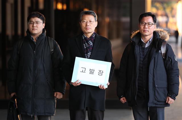 청와대가 KT&G 사장교체를 지시하는 등 부당한 압력을 가했다고 주장한 신재민 전 기획재정부 사무관이 2일 오후 서울 강남구 한 사무실에서 기자회견을 하고 있다.  [연합뉴스]