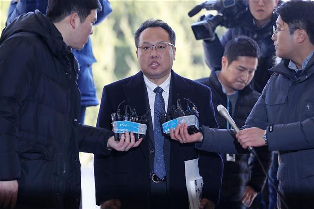 수 년간 직원을 폭행했다는 혐의로 피고소된 송명빈 마커그룹 대표가 3일 오전 피의자 신분으로 강서경찰서로 출석하고 있다. 송 대표는 “사회적 물의를 일으켜 죄송합니다. 조사를 성실히 받겠습니다”고 말한 뒤 청사로 들어갔다.  [연합뉴스]
