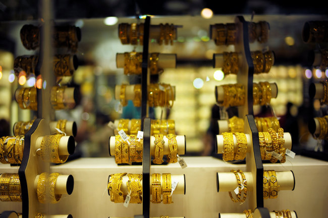 <YONHAP PHOTO-3771> Gold bangles are displayed at a gold shop in Gold Souq in Dubai, United Arab Emirates, December 30, 2018. Picture taken December 30, 2018. REUTERS/ Hamad I Mohammed/2019-01-02 21:43:22/ <저작권자 ⓒ 1980-2019 ㈜연합뉴스. 무단 전재 재배포 금지.>
<YONHAP PHOTO-3771> Gold bangles are displayed at a gold shop in Gold Souq in Dubai, United Arab Emirates, December 30, 2018. Picture taken December 30, 2018. REUTERS/ Hamad I Mohammed/2019-01-02 21:43:22/ <저작권자 ⓒ 1980-2019 ㈜연합뉴스. 무단 전재 재배포 금지.>