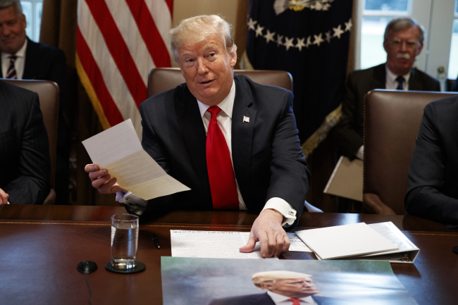 US President Donald Trump holds up the letter from North Korean leader Kim Jong-un at the White House on Wednesday. Yonhap