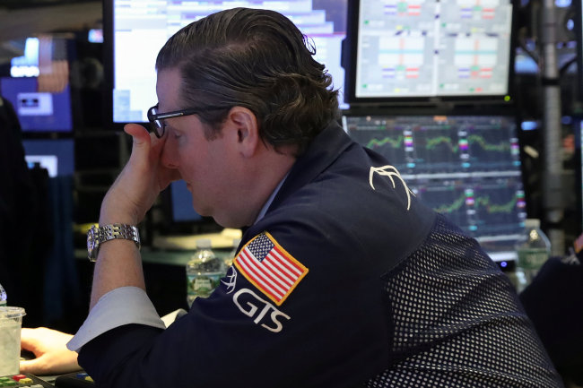 <YONHAP PHOTO-0417> A trader is pictured on the floor at the New York Stock Exchange (NYSE) in New York City, New York, U.S., January 3, 2019. REUTERS/Shannon Stapleton/2019-01-04 03:06:36/ <저작권자 ⓒ 1980-2019 ㈜연합뉴스. 무단 전재 재배포 금지.>
<YONHAP PHOTO-0417> A trader is pictured on the floor at the New York Stock Exchange (NYSE) in New York City, New York, U.S., January 3, 2019. REUTERS/Shannon Stapleton/2019-01-04 03:06:36/ <저작권자 ⓒ 1980-2019 ㈜연합뉴스. 무단 전재 재배포 금지.>