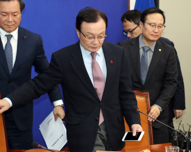 <YONHAP PHOTO-1981> 회의장 들어서는 이해찬 대표 (서울=연합뉴스) 최재구 기자 = 더불어민주당 이해찬 대표가 4일 국회에서 열린 최고위원회의에 참석하고 있다. 2019.1.4 jjaeck9@yna.co.kr/2019-01-04 09:55:50/ <저작권자 ⓒ 1980-2019 ㈜연합뉴스. 무단 전재 재배포 금지.>
<YONHAP PHOTO-1981> 회의장 들어서는 이해찬 대표 (서울=연합뉴스) 최재구 기자 = 더불어민주당 이해찬 대표가 4일 국회에서 열린 최고위원회의에 참석하고 있다. 2019.1.4 jjaeck9@yna.co.kr/2019-01-04 09:55:50/ <저작권자 ⓒ 1980-2019 ㈜연합뉴스. 무단 전재 재배포 금지.>