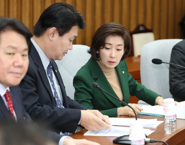 <YONHAP PHOTO-1925> 얘기하는 나경원 원내대표와 정용기 정책위의장 (서울=연합뉴스) 김현태 기자 = 자유한국당 나경원 원내대표와 정용기 정책위의장이 4일 오전 국회에서 열린 '원내대책위-KBS의 헌법파괴 저지 및 수신료 분리징수 특위 연석회의'에서 얘기하고 있다. 2019.1.4 mtkht@yna.co.kr/2019-01-04 09:49:53/ <저작권자 ⓒ 1980-2019 ㈜연합뉴스. 무단 전재 재배포 금지.>
<YONHAP PHOTO-1925> 얘기하는 나경원 원내대표와 정용기 정책위의장 (서울=연합뉴스) 김현태 기자 = 자유한국당 나경원 원내대표와 정용기 정책위의장이 4일 오전 국회에서 열린 '원내대책위-KBS의 헌법파괴 저지 및 수신료 분리징수 특위 연석회의'에서 얘기하고 있다. 2019.1.4 mtkht@yna.co.kr/2019-01-04 09:49:53/ <저작권자 ⓒ 1980-2019 ㈜연합뉴스. 무단 전재 재배포 금지.>