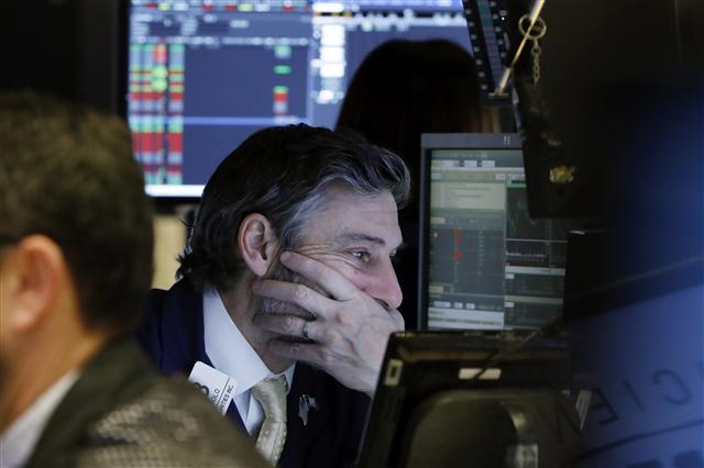 미국 뉴욕증권거래소(NYSE)에서 근무하는 존 로몰로 트레이더가 3일(현지시간) 심각한 표정으로 모니터를 주시하고 있다. 전날 아이폰의 중국 판매 감소에 따른 애플 주가 급락으로 미국 증시에 충격이 이어지고 있다.  [AP연합뉴스]