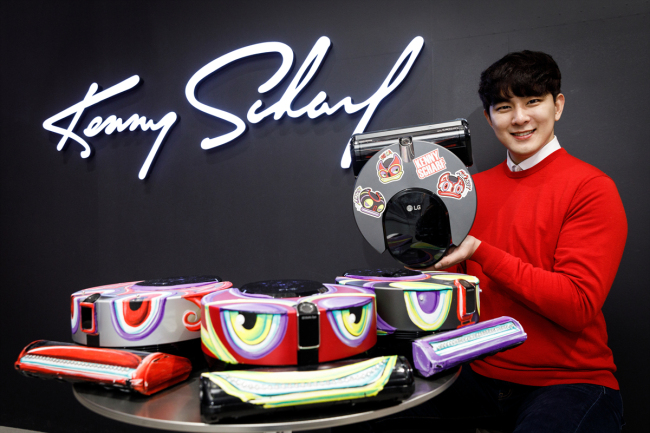 팝아트 거장 케니 샤프(Kenny Scharf)가 캐릭터 작품으로 재탄생시킨 3대의 코드제로 R9 씽큐 '리키', '로비', '리타'. LG전자는 이번 전시를 기념해 작가의 인증을 받은 캐릭터 스티커를 제작, 2월까지 코드제로 R9 씽큐를 구매한 고객 1만 명에게 제공한다.[사진=LG전자 제공]
팝아트 거장 케니 샤프(Kenny Scharf)가 캐릭터 작품으로 재탄생시킨 3대의 코드제로 R9 씽큐 '리키', '로비', '리타'. LG전자는 이번 전시를 기념해 작가의 인증을 받은 캐릭터 스티커를 제작, 2월까지 코드제로 R9 씽큐를 구매한 고객 1만 명에게 제공한다.[사진=LG전자 제공]