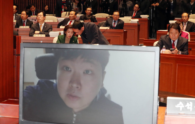 사진=4일 오전 국회에서 열린 자유한국당 의원총회에서 신재민 전 기획재정부 사무관의 폭로 동영상이 공개되고 있다. [사진=연합뉴스]
