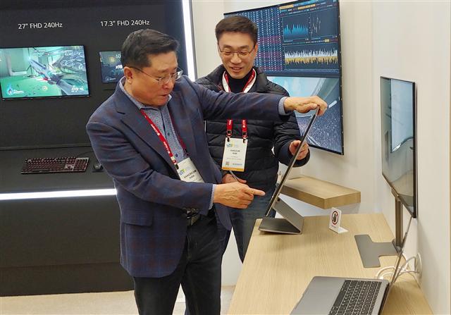 LG디스플레이 한상범 부회장이 ‘CES 2019’ 개막을 앞두고 미국 라스베이거스 컨벤션센터(LVCC)에 마련한 LG디스플레이 고객사 전용 특별 전시관에서 현장점검을 하고 있다.  [제공=LG디스플레이]