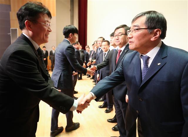 윤석헌 금융감독원장(오른쪽)이 2일 서울 여의도 금융감독원에서 열린 2019 금융감독원 시무식에서 임직원들과 신년 인사를 하고 있다.  [연합뉴스]