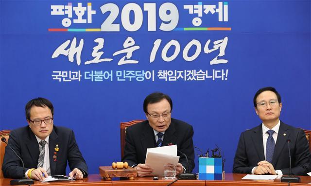 이해찬 더불어민주당 대표가 7일 당과 함께 경제를 향한 의욕적인 행보를 시작했다. 당이 새해를 맞아 새로 선보인 슬로건에서도 ‘평화’와 함께 ‘경제’를 전면에 내세웠다. 이 대표는 이날 당 회의에서 “당은 소상공인들과 자영업자들의 경제적 부담을 완화시키는데 주력할 것”이라고 말했다. [연합뉴스]