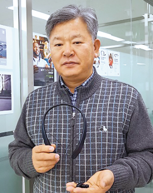 비에스엘 박천정 대표가 스마트 청음장치 ‘베토솔’을 소개하고 있다.