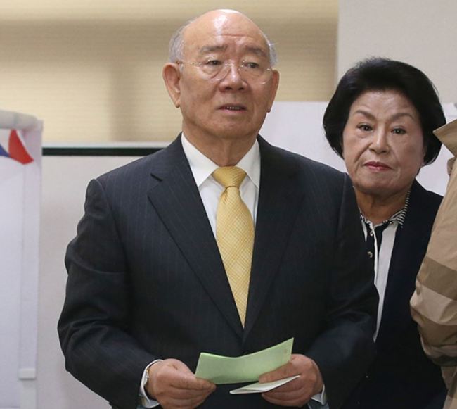 Former South Korean President Chun Doo-hwan (left) and Lee Soon-ja, his wife (Yonhap)