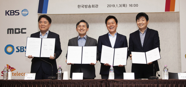 Chiefs of SK Telecom and South Korea’s major broadcasters announce their decision to integrate streaming service during a press conference in Seoul on Nov. 3. From left are: MBC CEO Choi Seoung-ho; KBS CEO Yang Seung-dong; SK Telecom CEO Park Jung-ho; and LG Uplus CEO Ha Hyun-hoi. Yonhap