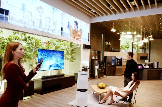LG Electronics’ LG ThinkQ AI zone introduces its artificial intelligence products at the Consumer Electronics Show 2019 in Las Vegas. (Yonhap)