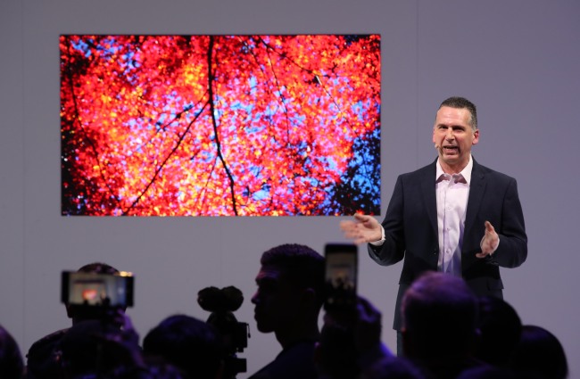 Samsung Electronics America’s Vice President of TV Marketing Andrew Sivori introduces the new 75-inch Micro LED screen at an annual media event Sunday, two days before the opening of Consumer Electronics Show 2019. (Yonhap)