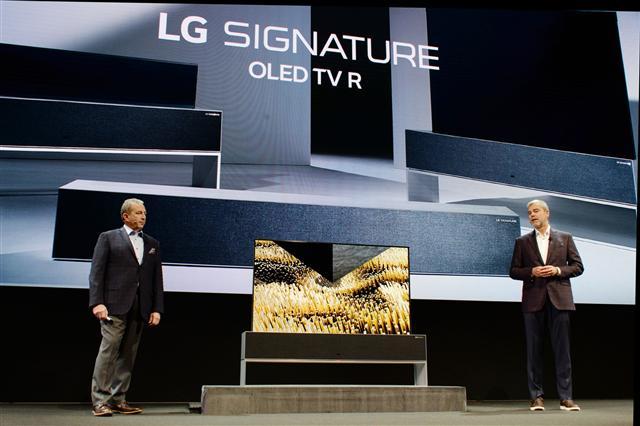 삼성전자가 ‘CES 2019’에서 로봇시장 본격 진출을 본격 선언했다. 왼쪽부터 삼성봇 리테일, 삼성봇 케어, 삼성봇 에어(사진 왼쪽). LG전자가 7일(현지시간) 미국 라스베이거스에서 ‘CES 2019’ 글로벌 프레스컨퍼런스를 열고 세계 최초 롤러블 TV인 ‘LG 시그니처 올레드 TV R’를 소개하고 있다.  [제공=삼성전자, LG전자]