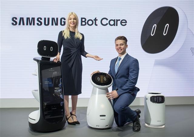 삼성전자가 ‘CES 2019’에서 로봇시장 본격 진출을 본격 선언했다. 왼쪽부터 삼성봇 리테일, 삼성봇 케어, 삼성봇 에어(사진 왼쪽). LG전자가 7일(현지시간) 미국 라스베이거스에서 ‘CES 2019’ 글로벌 프레스컨퍼런스를 열고 세계 최초 롤러블 TV인 ‘LG 시그니처 올레드 TV R’를 소개하고 있다.  [제공=삼성전자, LG전자]