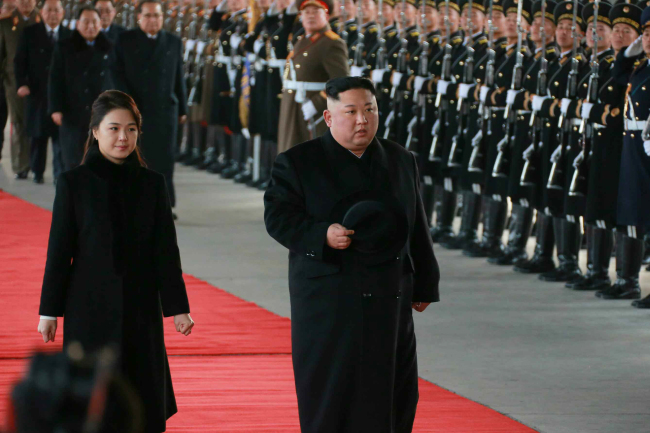 <YONHAP PHOTO-1276> 김정은 위원장, 리설주 여사와 7∼10일 방중 (서울=연합뉴스) 김정은 국무위원장이 리설주 여사와 함께 중국을 방문하기 위해 7일 오후 평양을 떠났다고 노동당 기관지 노동신문이 1면에 보도했다. 김 위원장은 시진핑(習近平) 중국 국가주석의 초청을 받았으며 이달 10일까지 중국에 머물 예정이라고 신문은 전했다. 사진은 김위원장이 리여사와 함께 걷고 있는 모습. 2019.1.8 [국내에서만 사용가능. 재배포 금지. For Use Only in the Republic of Korea. No Redistribution] nkphoto@yna.co.kr/2019-01-08 08:27:10/ <저작권자 ⓒ 1980-2019 ㈜연합뉴스. 무단 전재 재배포 금지.>
<YONHAP PHOTO-1276> 김정은 위원장, 리설주 여사와 7∼10일 방중 (서울=연합뉴스) 김정은 국무위원장이 리설주 여사와 함께 중국을 방문하기 위해 7일 오후 평양을 떠났다고 노동당 기관지 노동신문이 1면에 보도했다. 김 위원장은 시진핑(習近平) 중국 국가주석의 초청을 받았으며 이달 10일까지 중국에 머물 예정이라고 신문은 전했다. 사진은 김위원장이 리여사와 함께 걷고 있는 모습. 2019.1.8 [국내에서만 사용가능. 재배포 금지. For Use Only in the Republic of Korea. No Redistribution] nkphoto@yna.co.kr/2019-01-08 08:27:10/ <저작권자 ⓒ 1980-2019 ㈜연합뉴스. 무단 전재 재배포 금지.>