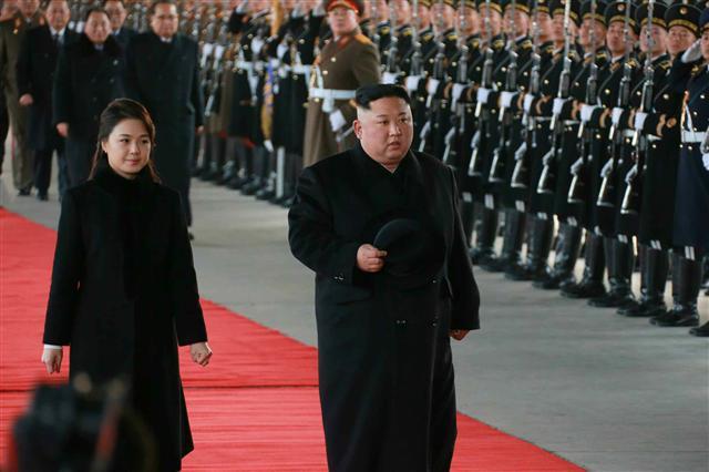 김정은 국무위원장이 리설주 여사와 함께 중국을 방문하기 위해 7일 오후 평양을 떠났다고 노동당 기관지 노동신문이 1면에 보도했다. 김 위원장은 시진핑(習近平) 중국 국가주석의 초청을 받았으며 이달 10일까지 중국에 머물 예정이라고 신문은 전했다.  [연합뉴스]
