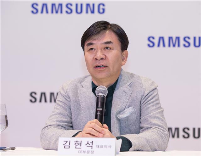 삼성전자가 CES 2019에서 최초 공개한 ‘삼성봇 케어’. 삼성봇 케어가 사람의 맥박과 혈압을 측정하고 있는 모습(사진 왼쪽). 삼성전자 부스에서 삼성전자 모델이 개인에게 최적화된 환경과 인포테인먼트 시스템을 제공하는 차량용 ‘디지털 콕핏 2019’를 시연하고 있다. [제공=삼성전자]