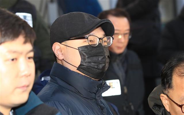 병원에서 진료를 받던 중 의사를 살해한 혐의(살인)를 받는 박 모 씨가 9일 서울 종로경찰서에서 검찰로 송치되고 있다. 이번 사건을 수사한 서울 종로경찰서는 박 씨가 자신의 머리에 폭탄이 설치돼 있다는 망상에 빠져 범행을 저지른 것으로 결론내렸다.  [연합뉴스]