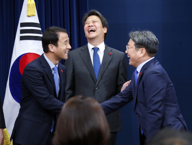 <YONHAP PHOTO-3443> 악수하는 한병도-강기정 (서울=연합뉴스) 배재만 기자 = 8일 오후 청와대 춘추관 대브리핑룸에서 열린 수석비서관급 이상 인사 발표 브리핑에서 한병도 전 정무수석과 강기정 신임 정무수석이 악수하고 있다. 가운데는 임종석 전 비서실장. 2019.1.8 scoop@yna.co.kr/2019-01-08 16:27:08/ <저작권자 ⓒ 1980-2019 ㈜연합뉴스. 무단 전재 재배포 금지.>
<YONHAP PHOTO-3443> 악수하는 한병도-강기정 (서울=연합뉴스) 배재만 기자 = 8일 오후 청와대 춘추관 대브리핑룸에서 열린 수석비서관급 이상 인사 발표 브리핑에서 한병도 전 정무수석과 강기정 신임 정무수석이 악수하고 있다. 가운데는 임종석 전 비서실장. 2019.1.8 scoop@yna.co.kr/2019-01-08 16:27:08/ <저작권자 ⓒ 1980-2019 ㈜연합뉴스. 무단 전재 재배포 금지.>