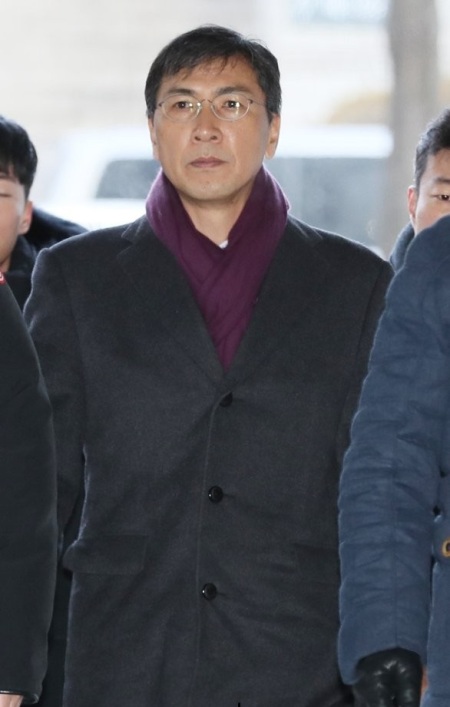 안희정 전 충남지사가 9일 서울 서초구 서울고등법원에서 열린 항소심 결심공판에 출석하기 위해 법정으로 향하고 있다. [사진=연합뉴스]