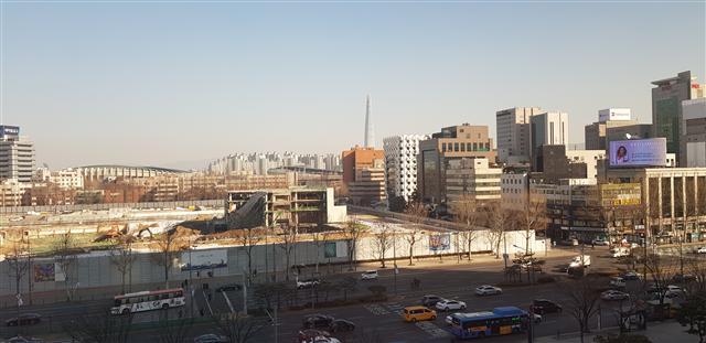8일 서울 강남구 삼성동 옛 한전부지. 현대차그룹은 이 부지에 신사옥인 글로벌비즈니스 센터(GBC)를 건립할 예정이다. GBC는 뒤쪽으로 보이는 국내 최고빌딩인 롯데월드타워(555m)보다 14m 높은 569m로 지어진다.  [헤럴드경제]