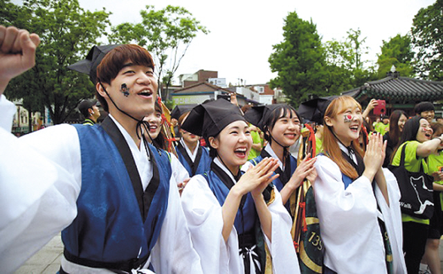 성균관대가 한국생산성본부에서 실시한 2018년 국가고객만족도(NCSI) 조사에서 사립대학 부문 1위로 선정됐다. 성균관대 학생들이 교내에서 대동제를 즐기고 있다.