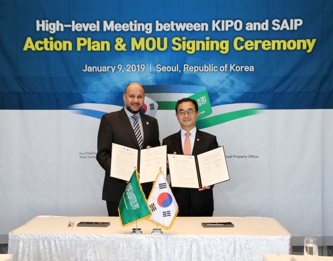 9일 박원주 특허청장(우)이 알스와일렘(AlSwailem) 사우디 지식재산권 청장(우)과 향후 양국지식재산 협력사업의 청산진이 될 ‘한-사우디 지식재산 협력 실행계획’에 공동 서명했다.