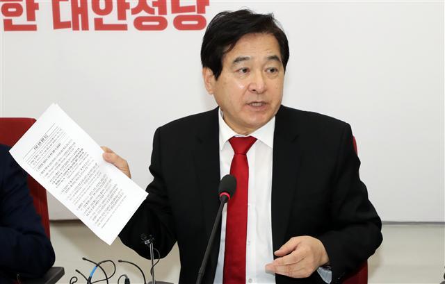 <YONHAP PHOTO-2628> 서류 들어 보이는 심재철 의원 (서울=연합뉴스) 최재구 기자 = 자유한국당 심재철 의원이 3일 국회에서 열린 정무·기재위원, 신재민 전 사무관 관련 회의에서 'KT&G 관련 동향 보고'라는 제목의 서류를 들어 보이고 있다. 2019.1.3 jjaeck9@yna.co.kr/2019-01-03 15:08:56/ <저작권자 ⓒ 1980-2019 ㈜연합뉴스. 무단 전재 재배포 금지.>