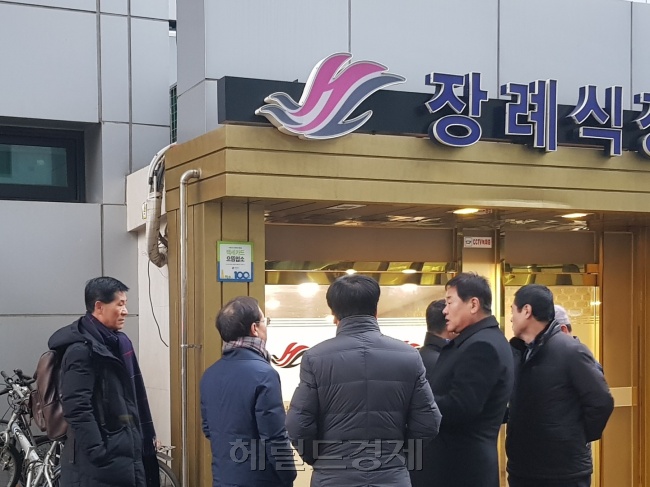 10일 새벽 택시 조합 관계자들이 굳은 표정으로 회의를 하고 있다 [사진=성기윤 기자/skysung@heraldcorp.com]