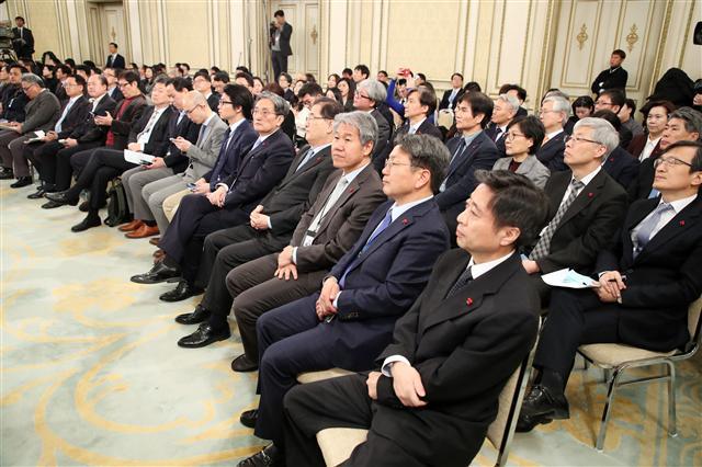 문재인 대통령이 10일 오전 청와대 본관에서 신년 기자회견을 앞두고 ‘새해 국정운영 방향’을 발표하는 동안 노영민 비서실장을 비롯한 신임 비서진과 청와대 관계자들이 영빈관에서 중계화면을 통해 발표를 지켜보고 있다.  [연합뉴스]